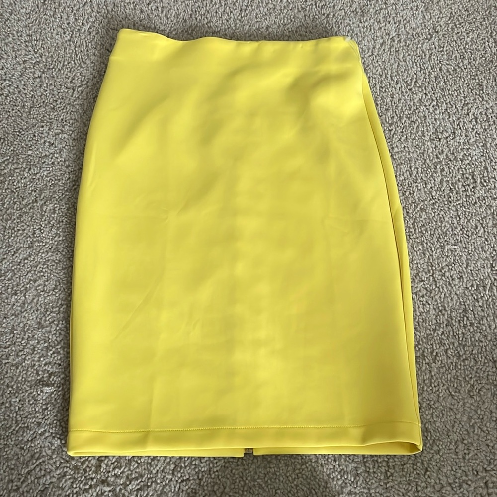Yellow pencil skirt 🤩